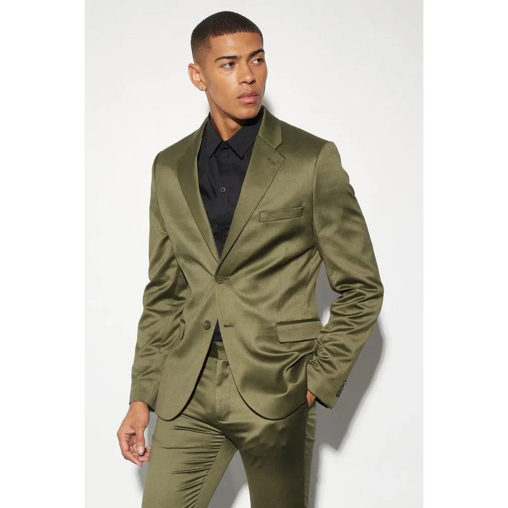 Traje verde oliva de corte entallado con botonadura sencilla, solapa con muesca y bolsillos con solapa para hombre