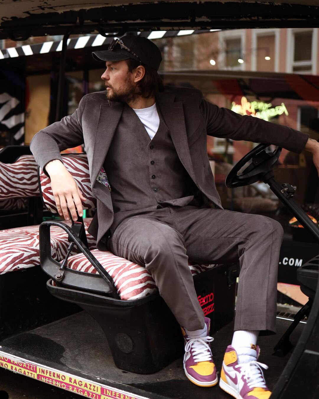 Traje clásico marrón para hombre, de un solo pecho, hecho a medida, de tres piezas, chaqueta, chaleco, pantalones, traje de novio de diseñador para ocasiones formales. 