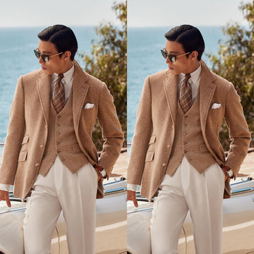 Elegante traje clásico de tres piezas en espiga marrón para hombre: chaqueta, chaleco y pantalón de esmoquin con solapa con muesca, ajuste personalizado para bodas y eventos formales.