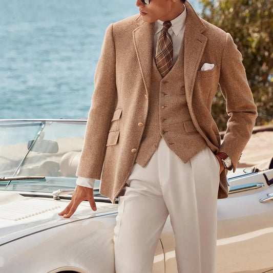 Elegante traje clásico de tres piezas en espiga marrón para hombre: chaqueta, chaleco y pantalón de esmoquin con solapa con muesca, ajuste personalizado para bodas y eventos formales.