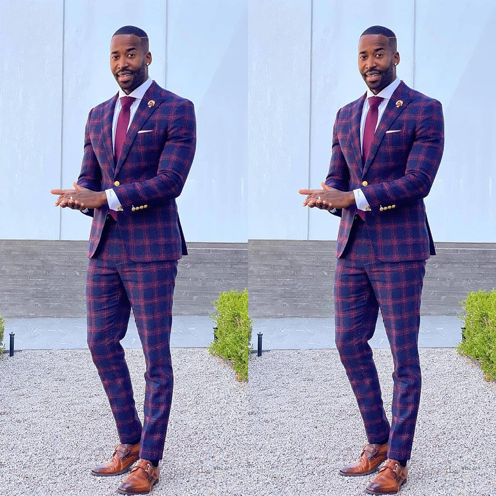 Conjunto elegante de esmoquin morado a cuadros, blazer y pantalón, corte entallado, para hombre: estilo británico vintage, elegante e informal.