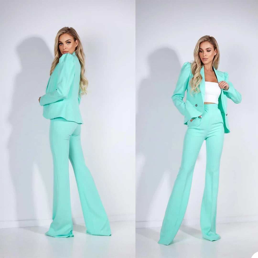 Conjunto elegante de blazer y pantalón acampanado verde menta para mujer: ropa de oficina con estilo para mujeres modernas.