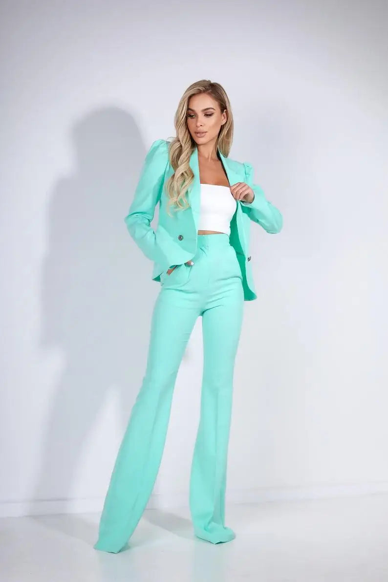 Conjunto elegante de blazer y pantalón acampanado verde menta para mujer: ropa de oficina con estilo para mujeres modernas.
