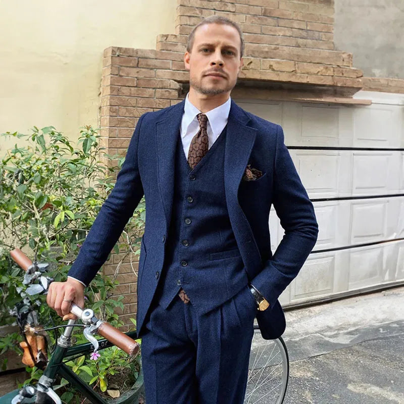 Trajes de 3 piezas para hombre, personalizados, en azul, corte entallado, elegantes, para boda, con solapa de muesca y botonadura sencilla, chaqueta, pantalón y chaleco.