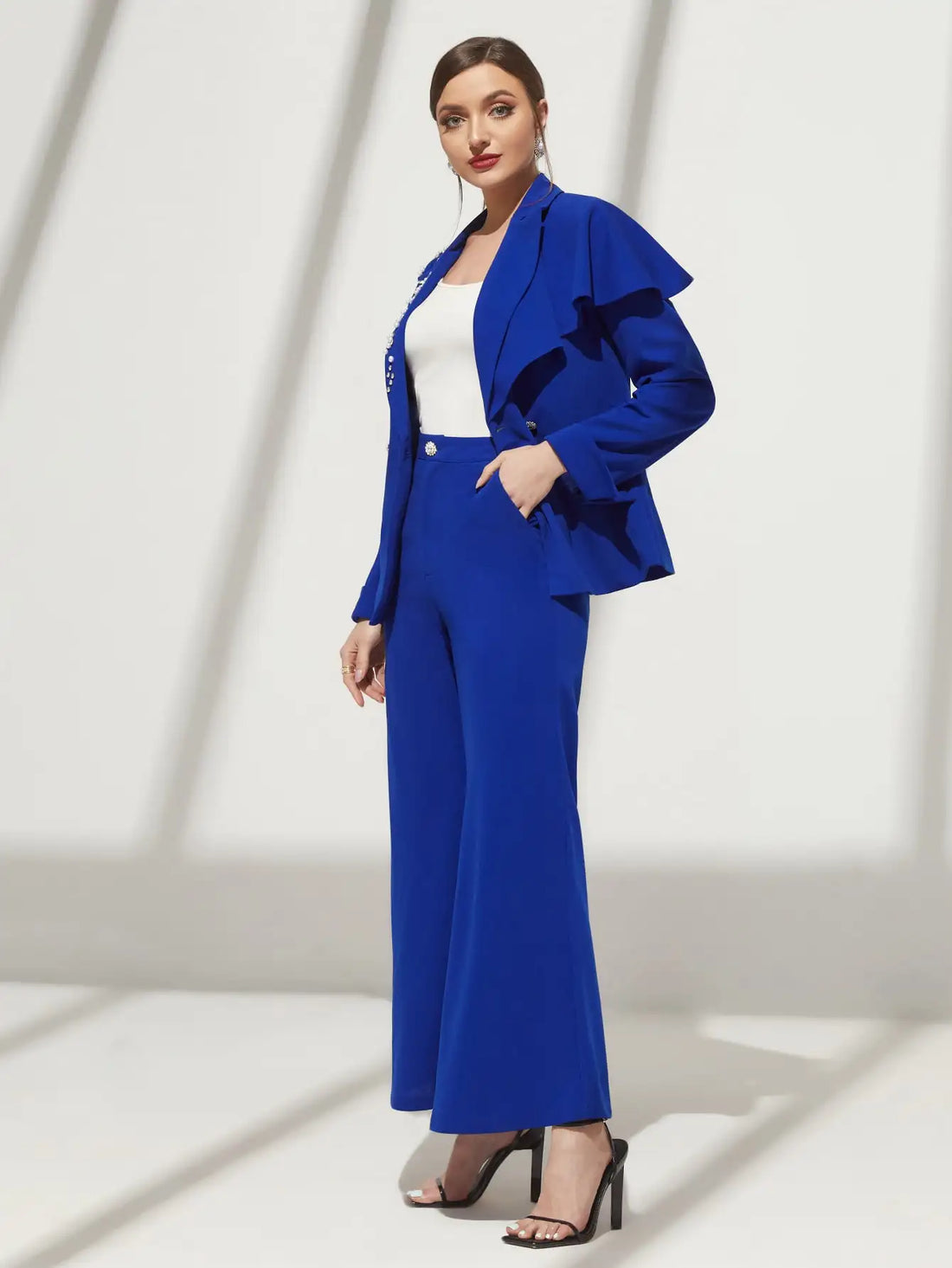 Ensemble élégant blazer croisé bleu perlé et pantalon évasé - Tenue de smoking élégante pour femme avec ceinture, coupe ajustée, parfaite pour les occasions spéciales