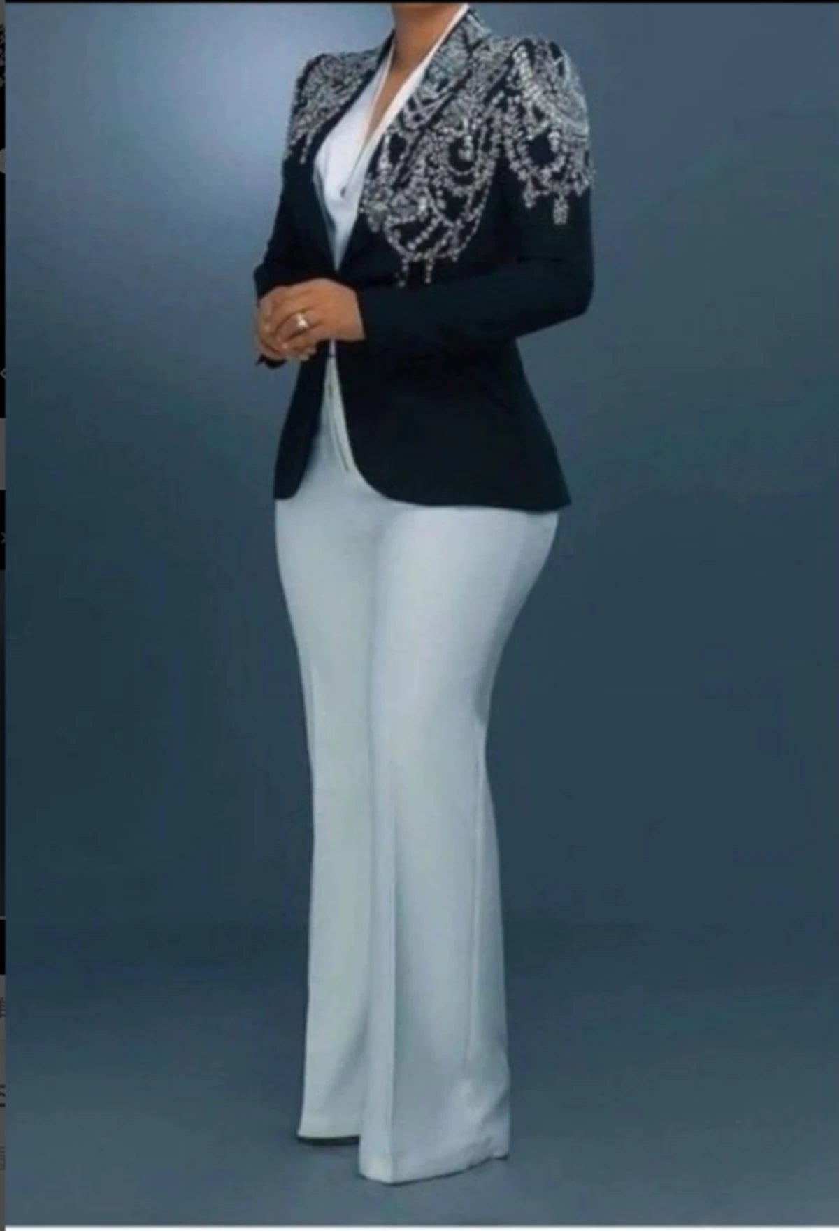 Elegante chaqueta con cuentas de cristal para mujer, solapa con pico, largo completo, conjunto de 2 piezas, blazer negro ajustado y pantalón blanco.