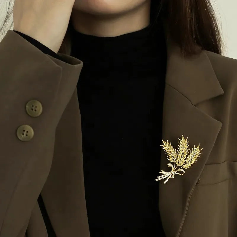 Exquisito broche de metal dorado con diamantes de imitación para mujer y hombre, ideal como suéter o para solapa, accesorios de joyería, regalos para pareja. 