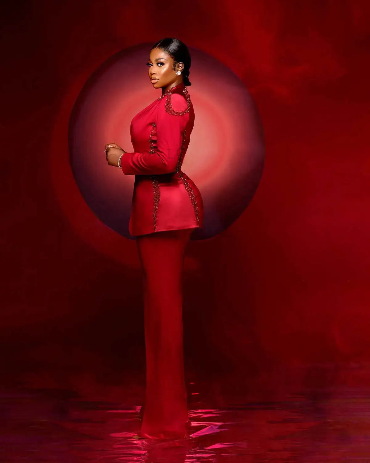 Elegant Custom-Made Red 2-Piece Women’s Suit with Beaded Details – Stylish V-Neck Jacket and Tailored Pants for Parties and Prom Events