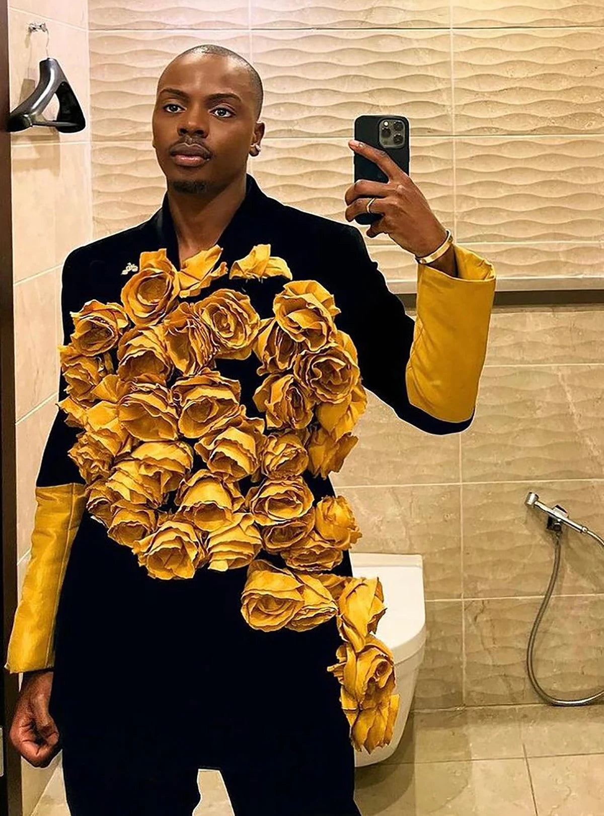 Esmoquin de novio dorado con flores hechas a mano y solapa chal para hombre, traje de pantalón para padrino de boda, corte entallado, abrigo de 2 piezas