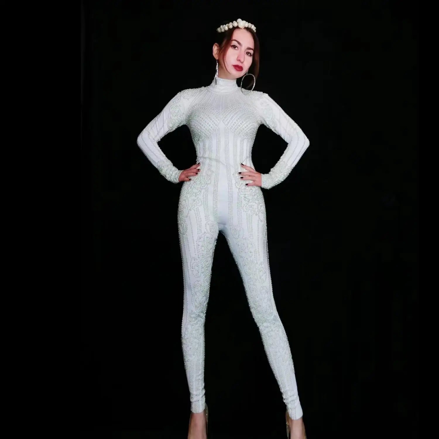 Elegante mono largo blanco con perlas para mujer: traje de baile ideal para clubes y eventos. 