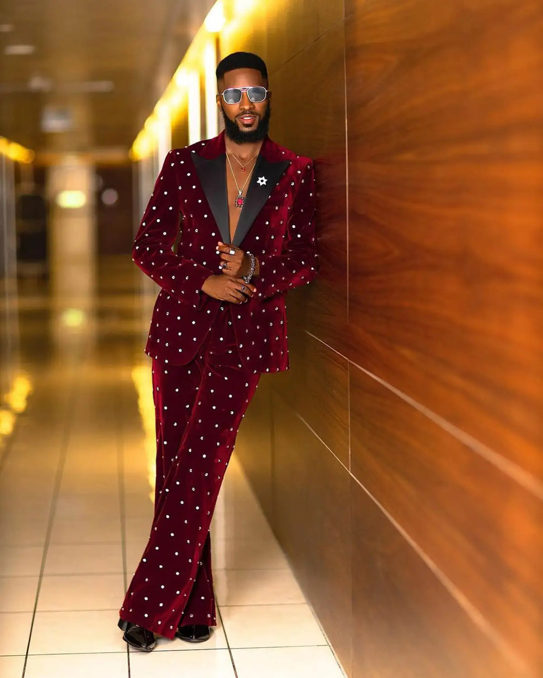 Glamoroso esmoquin de boda de terciopelo para hombre con detalles de cristal: conjunto de dos piezas de blazer y pantalón a medida para novios con estilo y eventos de graduación.
