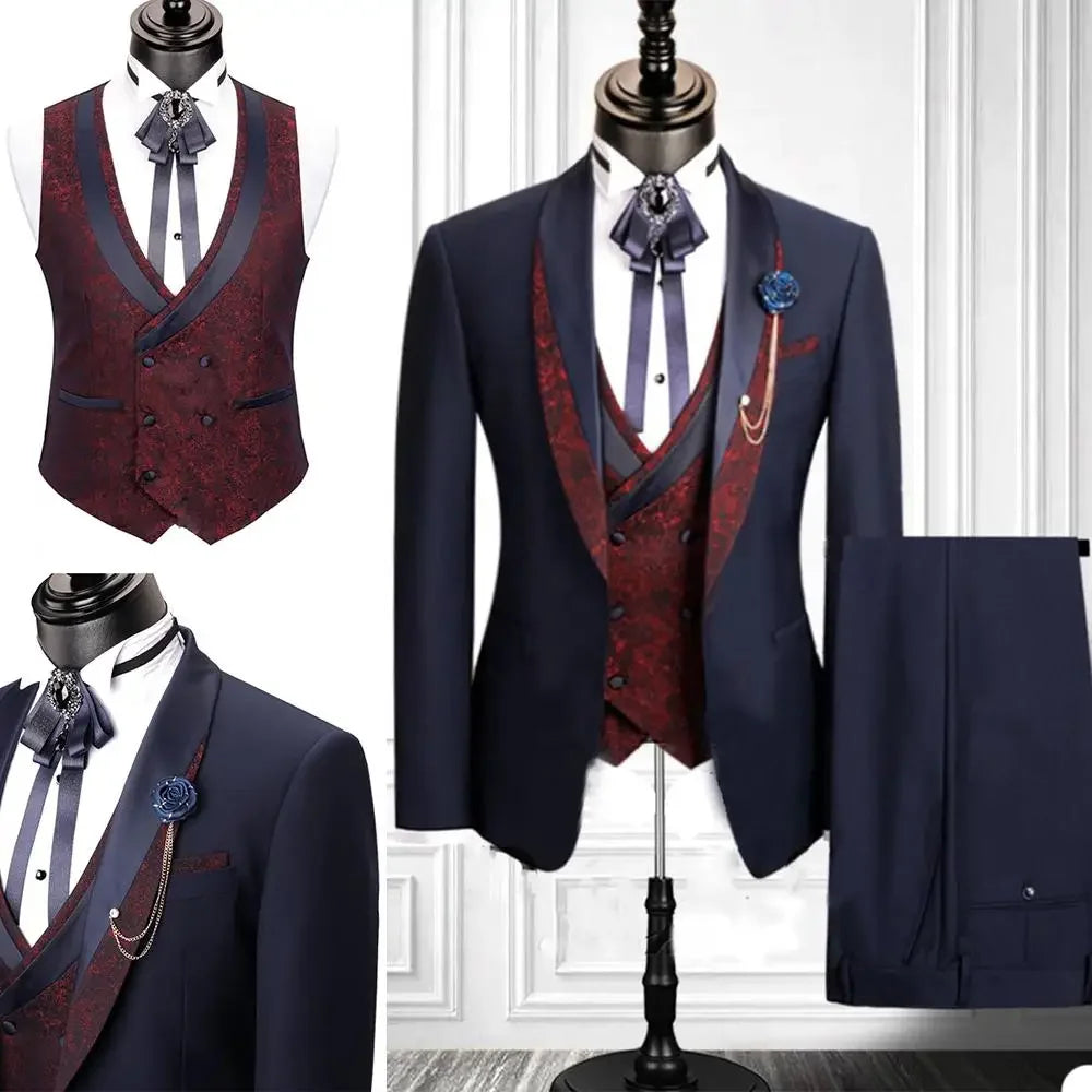 Traje azul marino de tres piezas para hombre con chaleco rojo de cachemira y elegantes accesorios.
