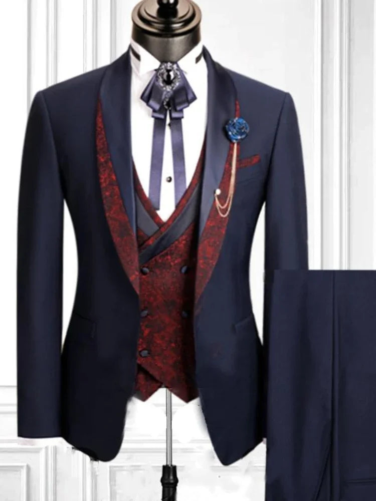 Traje azul marino de tres piezas para hombre con chaleco rojo de cachemira y elegantes accesorios.