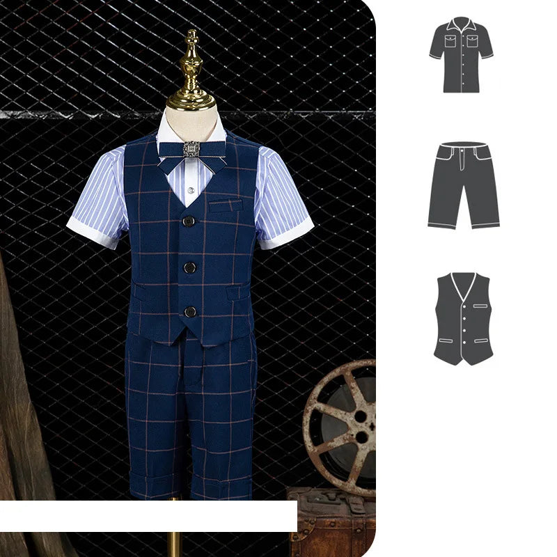 Conjunto de traje formal para niño con blazer a cuadros azul marino, chaleco y pantalón, pajarita y prendedor de solapa. 