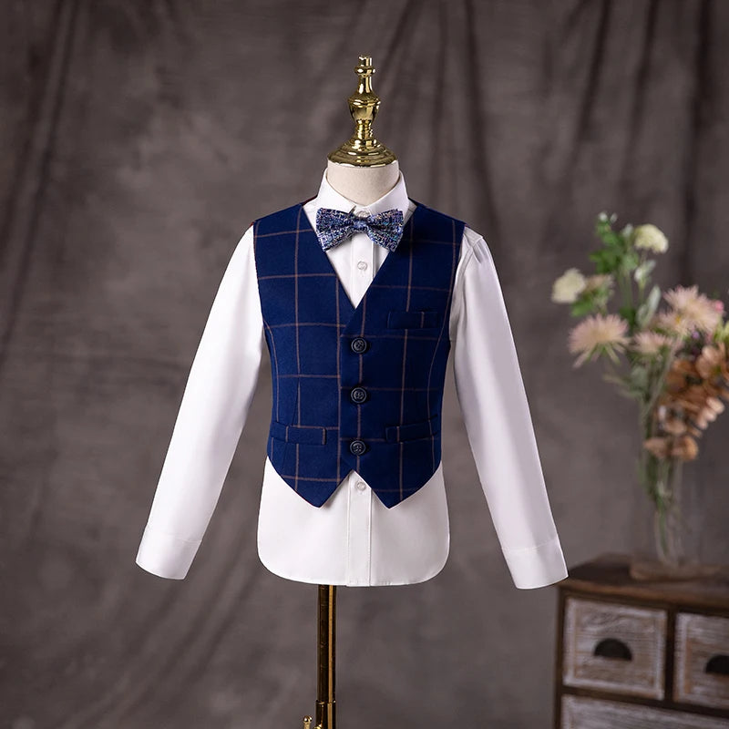 Conjunto de traje formal para niño con blazer a cuadros azul marino, chaleco y pantalón, pajarita y prendedor de solapa. 