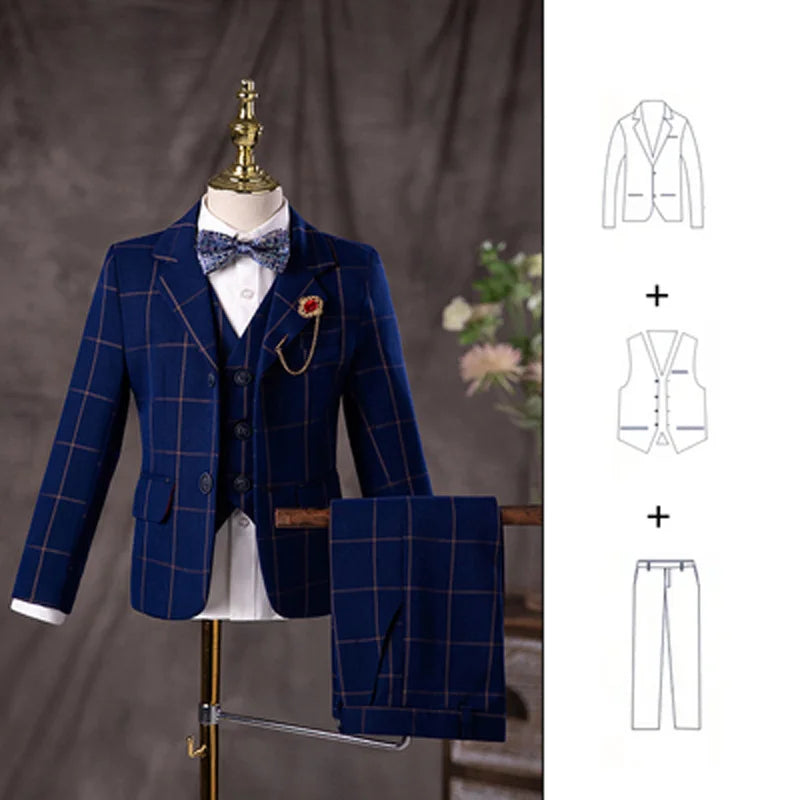 Conjunto de traje formal para niño con blazer a cuadros azul marino, chaleco y pantalón, pajarita y prendedor de solapa. 