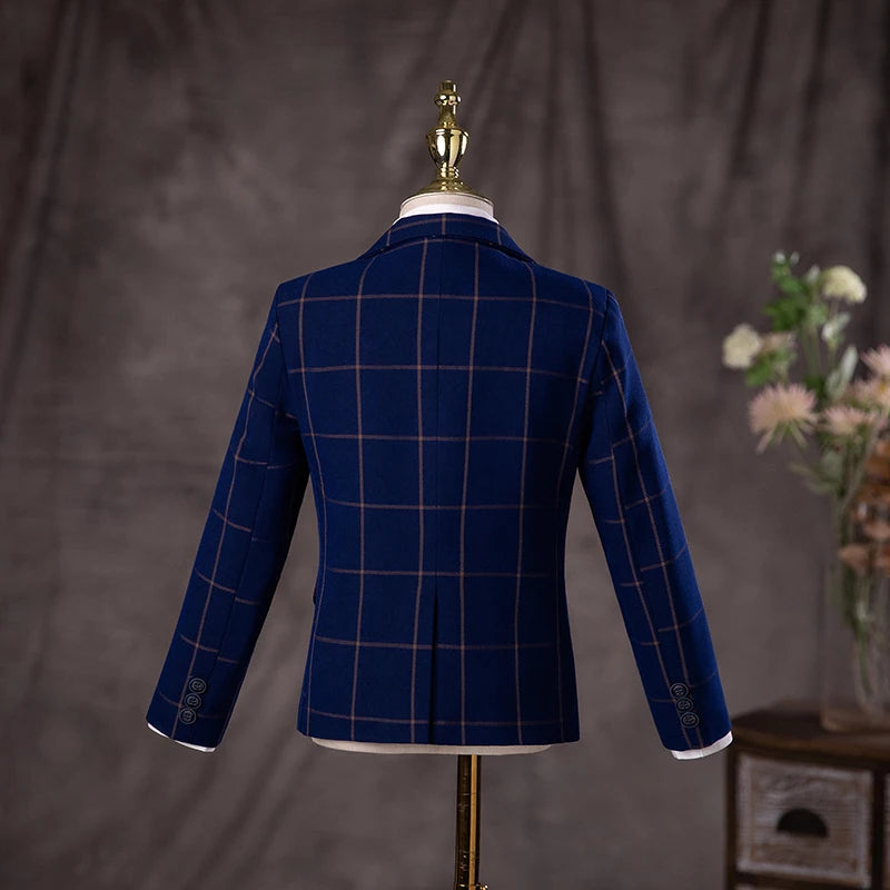 Conjunto de traje formal para niño con blazer a cuadros azul marino, chaleco y pantalón, pajarita y prendedor de solapa. 