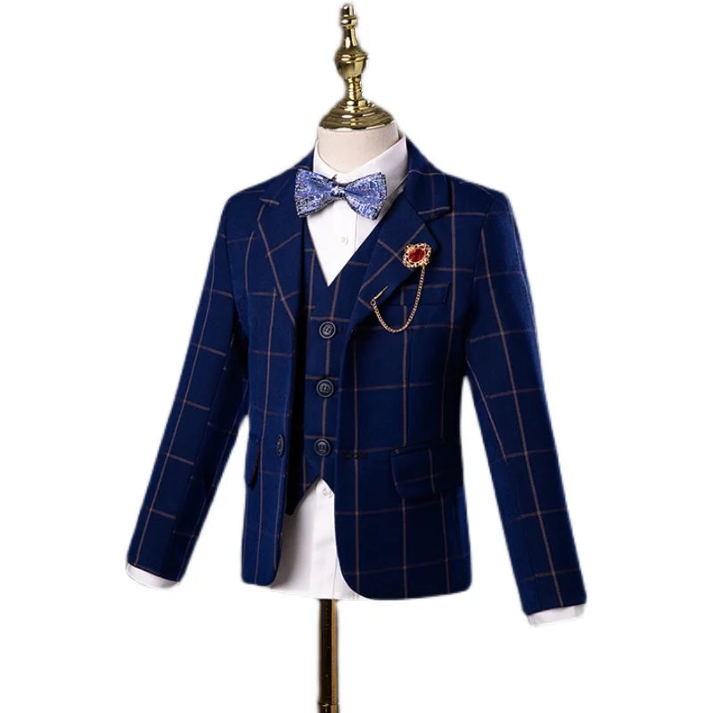 Conjunto de traje formal para niño con blazer a cuadros azul marino, chaleco y pantalón, pajarita y prendedor de solapa. 