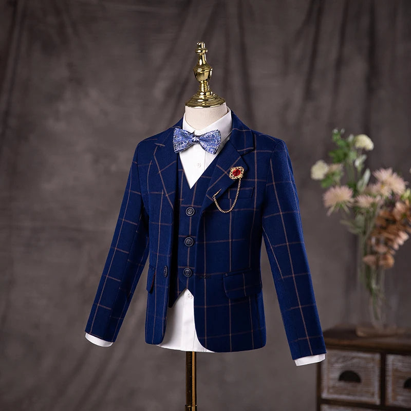Conjunto de traje formal para niño con blazer a cuadros azul marino, chaleco y pantalón, pajarita y prendedor de solapa. 