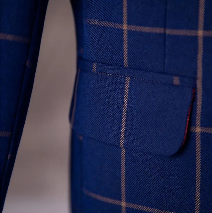 Conjunto de traje formal para niño con blazer a cuadros azul marino, chaleco y pantalón, pajarita y prendedor de solapa. 