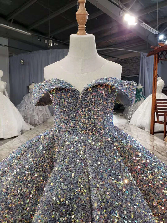 Vestido de novia con hombros descubiertos, lentejuelas brillantes y espalda con cordones