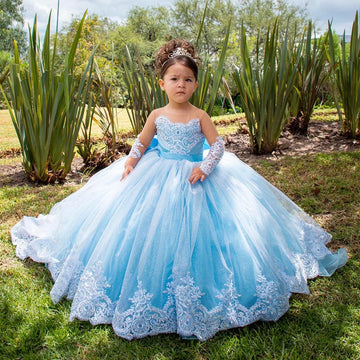 Vestido de princesa azul con encaje bordado, mangas transparentes y tiara para niñas pequeñas.