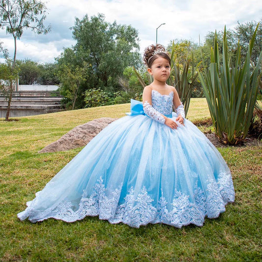 Vestido de princesa azul con encaje bordado, mangas transparentes y tiara para niñas pequeñas.