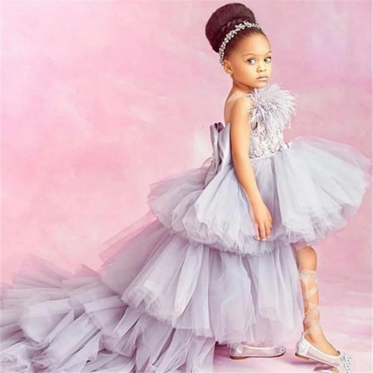 Vestido elegante de tul gris con volantes en capas para niñas, corpiño con plumas y diadema a juego.