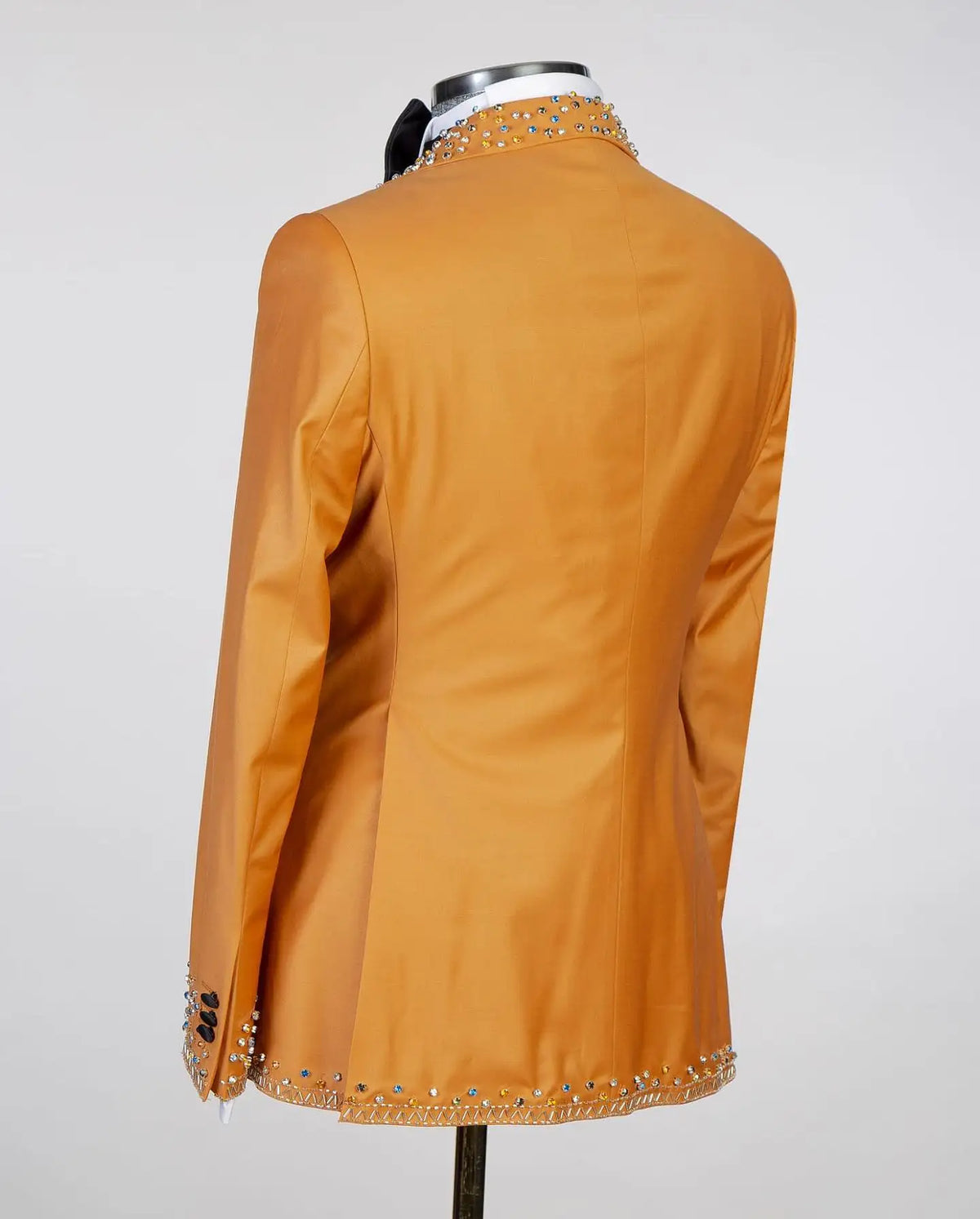 Blazer naranja para hombre con solapas negras, detalles tachonados y pajarita