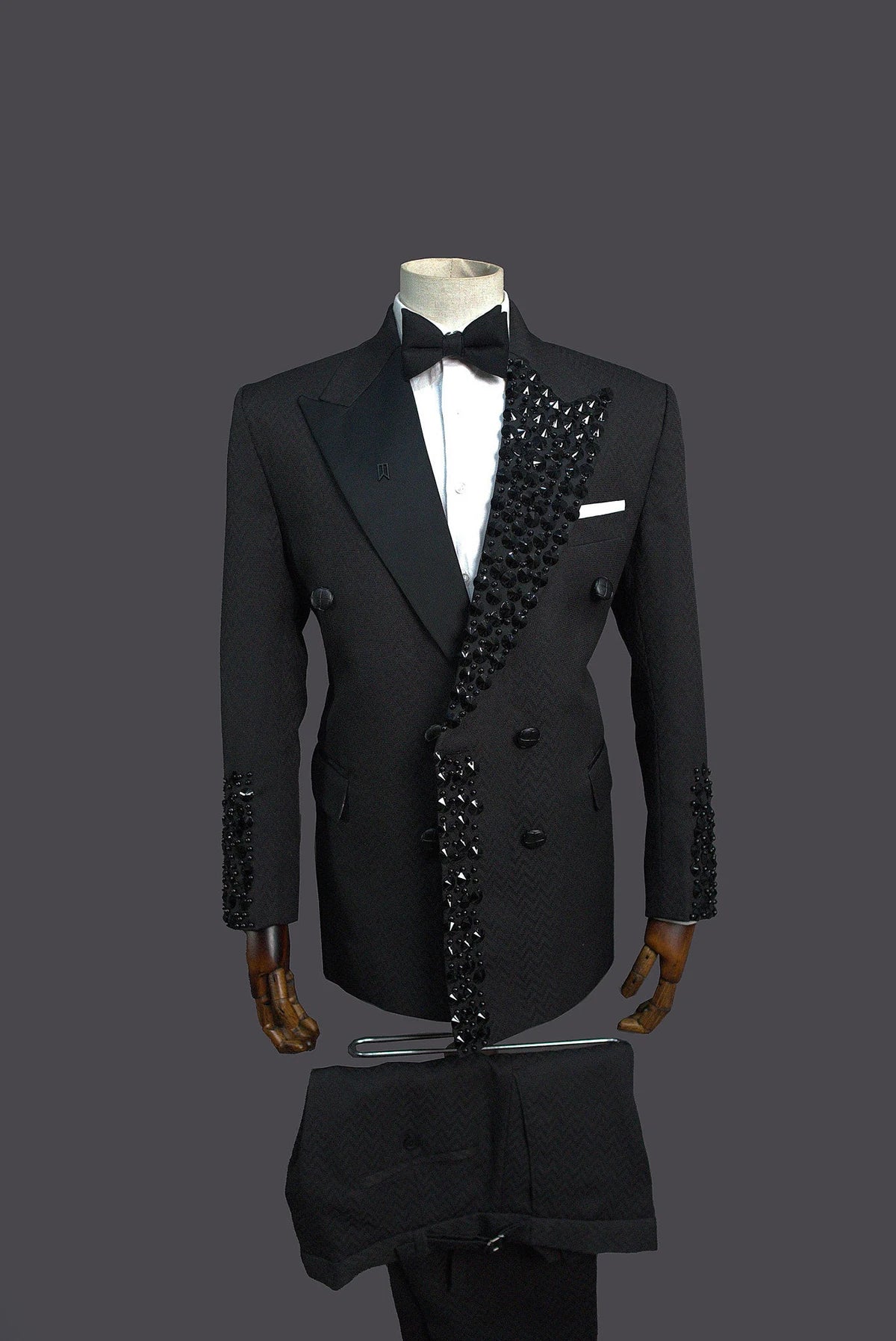 Elegante traje de esmoquin negro para hombre con un diseño único adornado con gemas, blazer y pantalón de dos piezas a medida para eventos formales y fiestas.