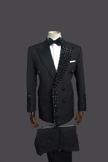 Elegante traje de esmoquin negro para hombre con un diseño único adornado con gemas, blazer y pantalón de dos piezas a medida para eventos formales y fiestas.