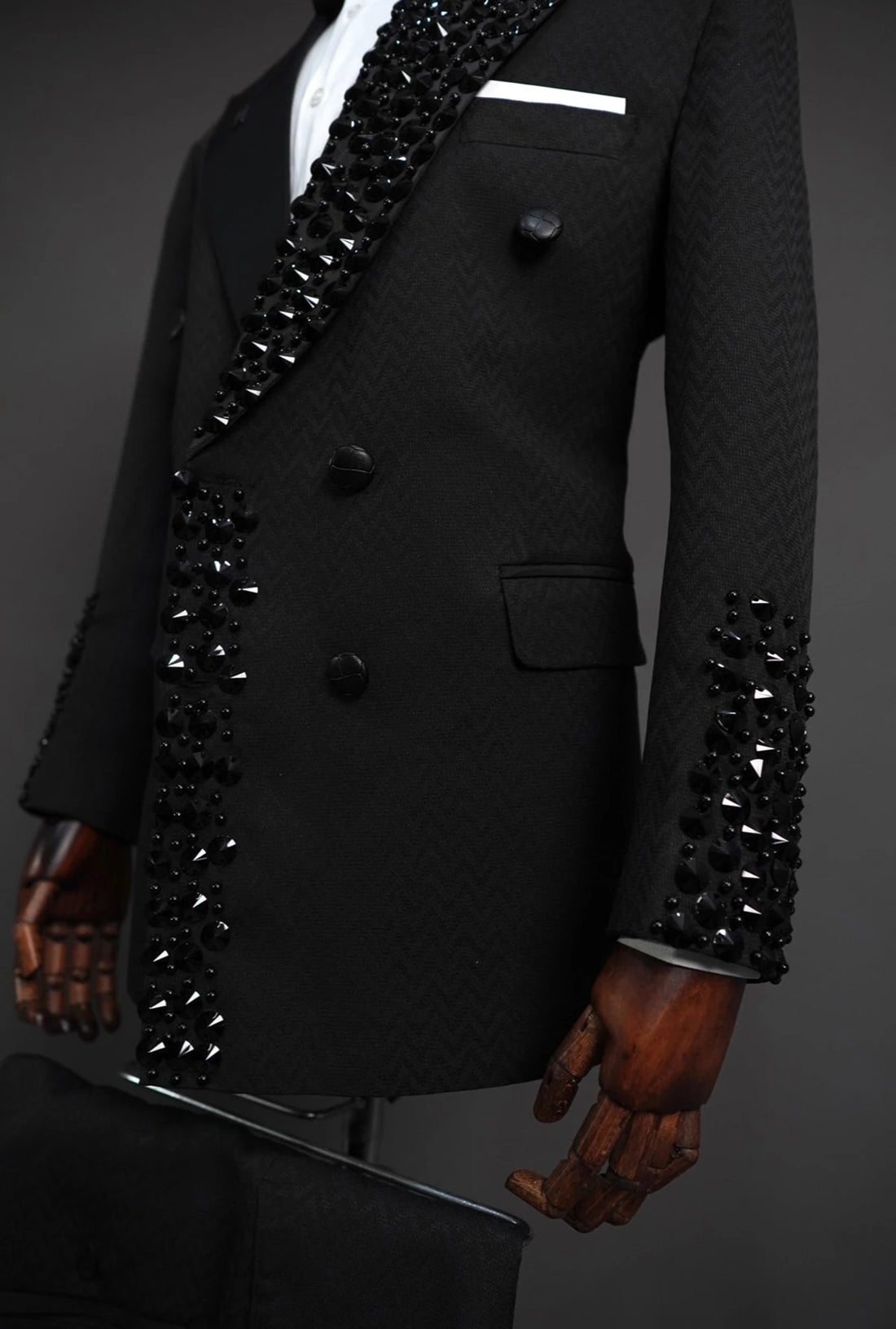 Elegante traje de esmoquin negro para hombre con un diseño único adornado con gemas, blazer y pantalón de dos piezas a medida para eventos formales y fiestas.