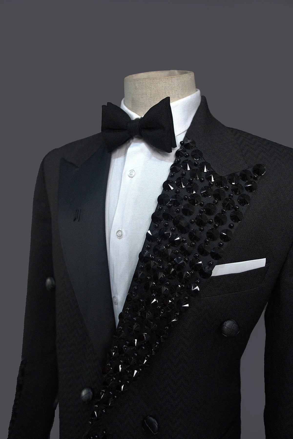 Elegante traje de esmoquin negro para hombre con un diseño único adornado con gemas, blazer y pantalón de dos piezas a medida para eventos formales y fiestas.
