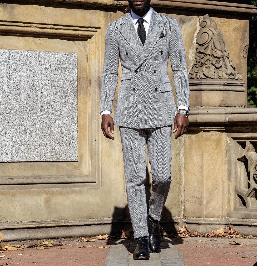 Traje gris para hombre, dos piezas, top y pantalón, para ocasiones formales, bodas, estilo maduro, ambiente sencillo, diseño.