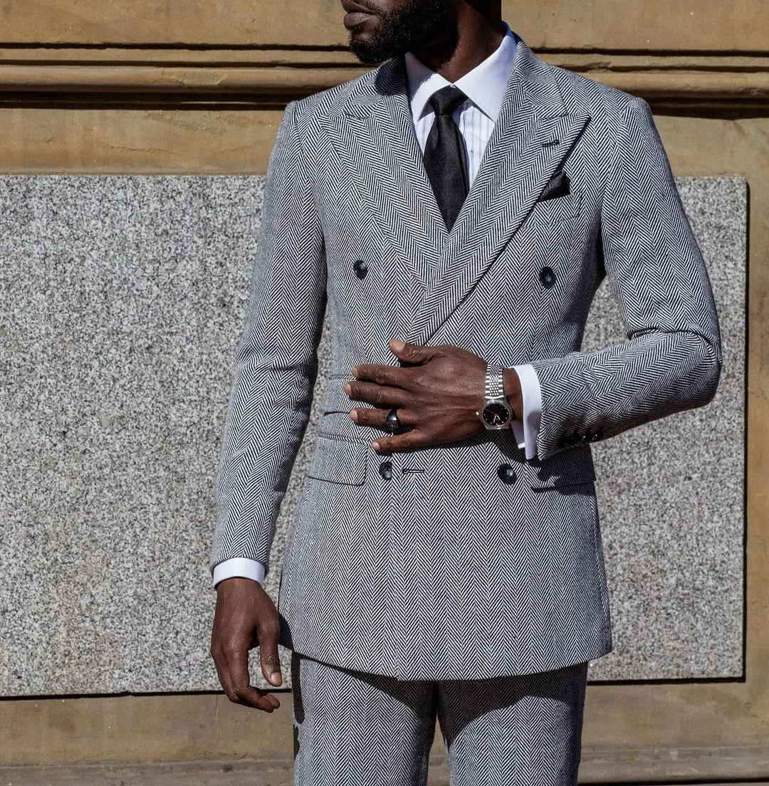 Traje gris para hombre, dos piezas, top y pantalón, para ocasiones formales, bodas, estilo maduro, ambiente sencillo, diseño.