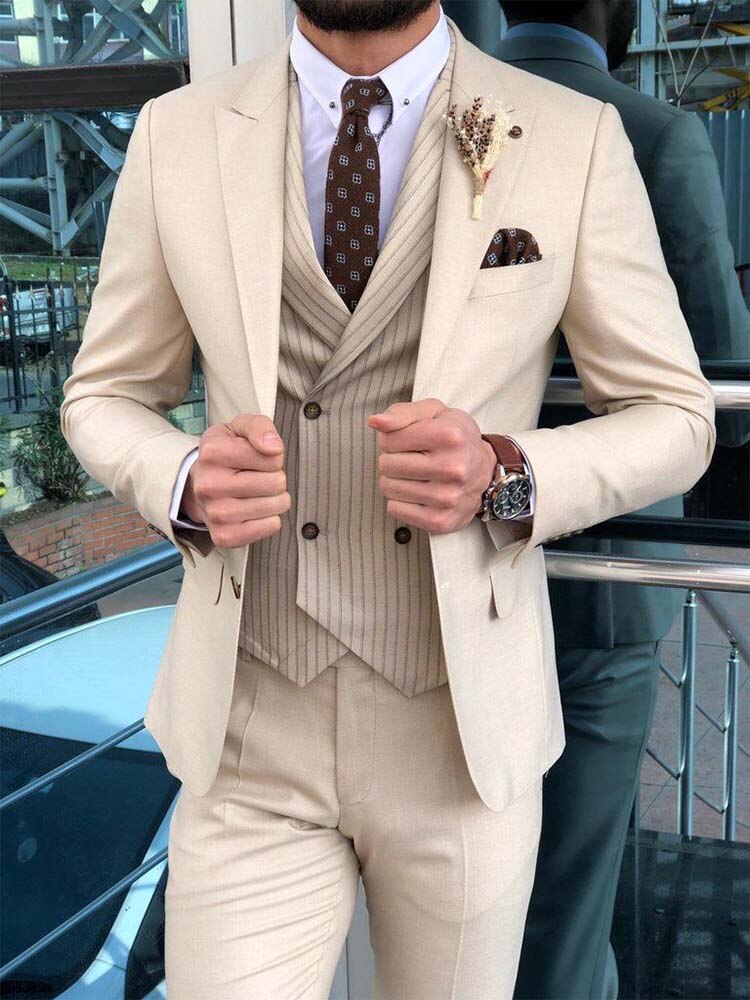 Costume de marié beige 3 pièces coupe slim pour homme, avec revers en pointe et gilet à rayures