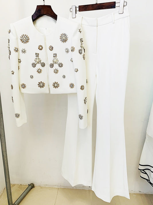 Conjunto de traje de diseñador de moda para mujer, con perlas, diamantes y cuentas de imitación, chaqueta con ribete de cuentas y pantalón con abertura acampanada. 