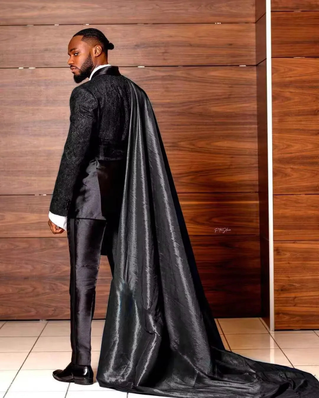 Costume d'Halloween rouge pour homme, 3 pièces (veste, pantalon, cape), sur mesure, avec col châle et motif tête de mort et scarabée.