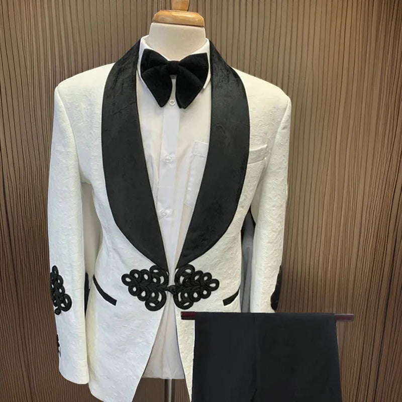Veste blanche pour homme avec revers châle noir et détails brodés. Pantalon assorti inclus. 