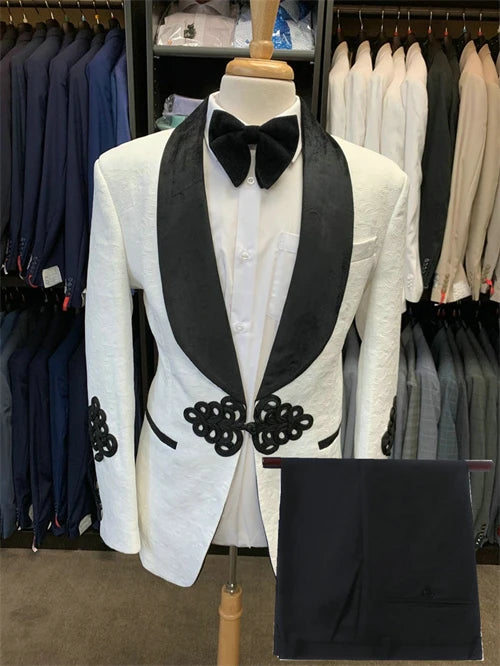 Veste blanche pour homme avec revers châle noir et détails brodés. Pantalon assorti inclus. 