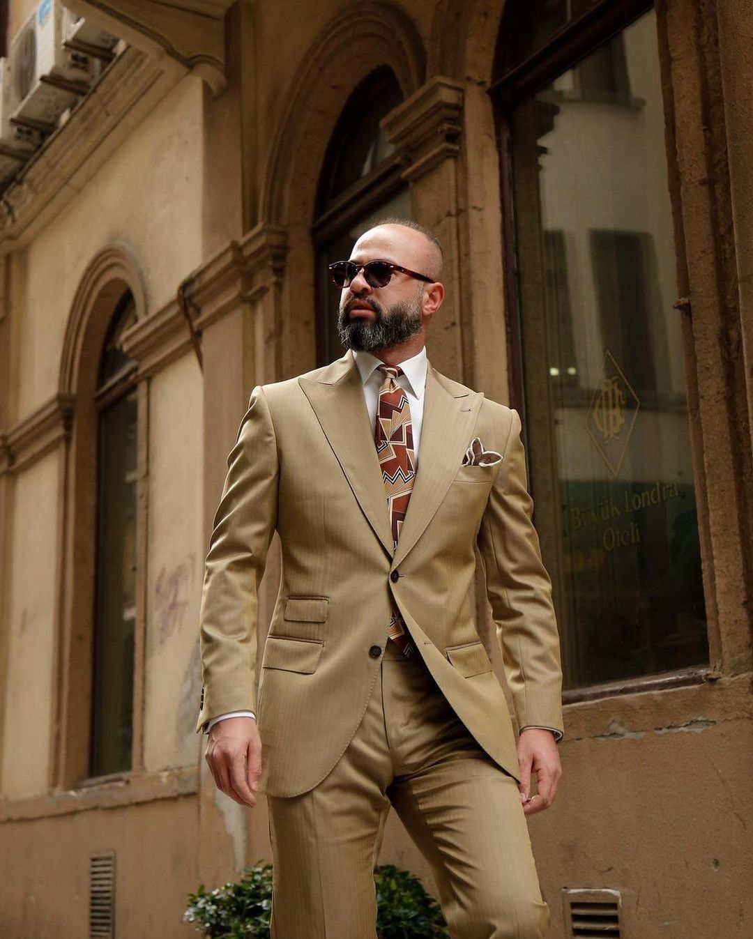 Trajes glamorosos de color caqui para hombre con chaqueta de dos piezas de botonadura sencilla y pantalones, hechos a medida, para novios, bodas y ocasiones formales. 