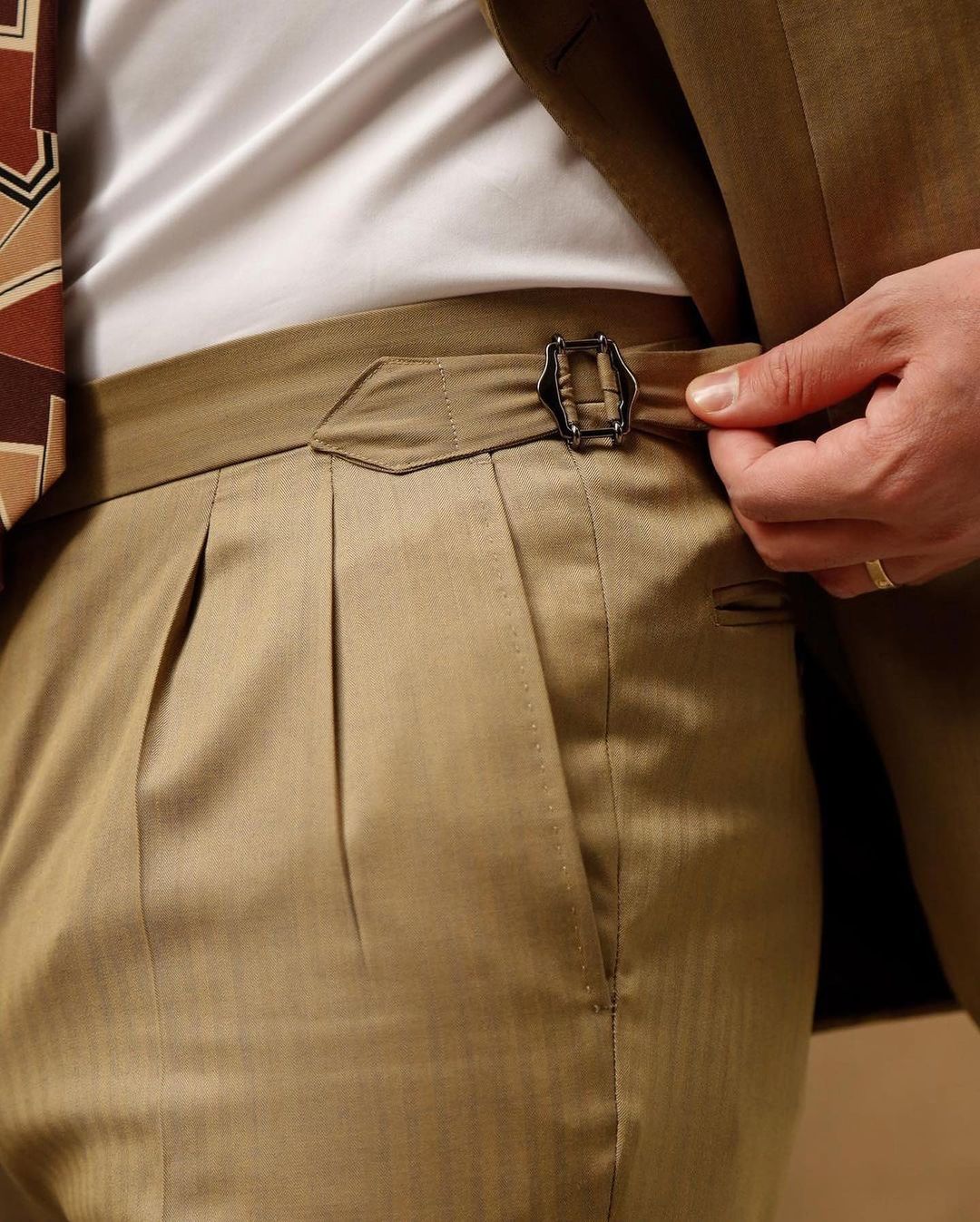 Trajes glamorosos de color caqui para hombre con chaqueta de dos piezas de botonadura sencilla y pantalones, hechos a medida, para novios, bodas y ocasiones formales. 