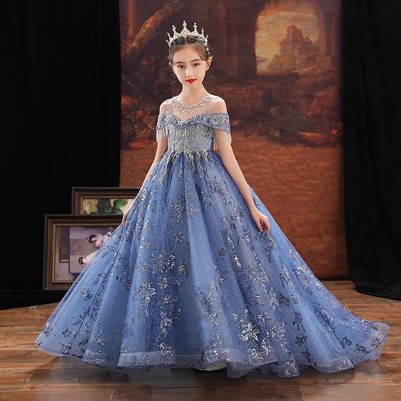 Elegante vestido de princesa azul para niñas con bordado plateado y diseño con hombros descubiertos. 
