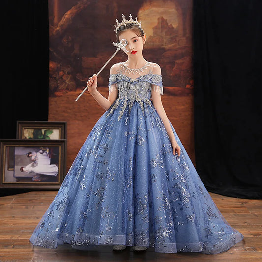Elegante vestido de princesa azul para niñas con bordado plateado y diseño con hombros descubiertos. 
