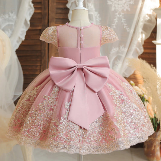 Vestido de niña de flores de tul con encaje rosa, detalles de perlas y mangas cortas
