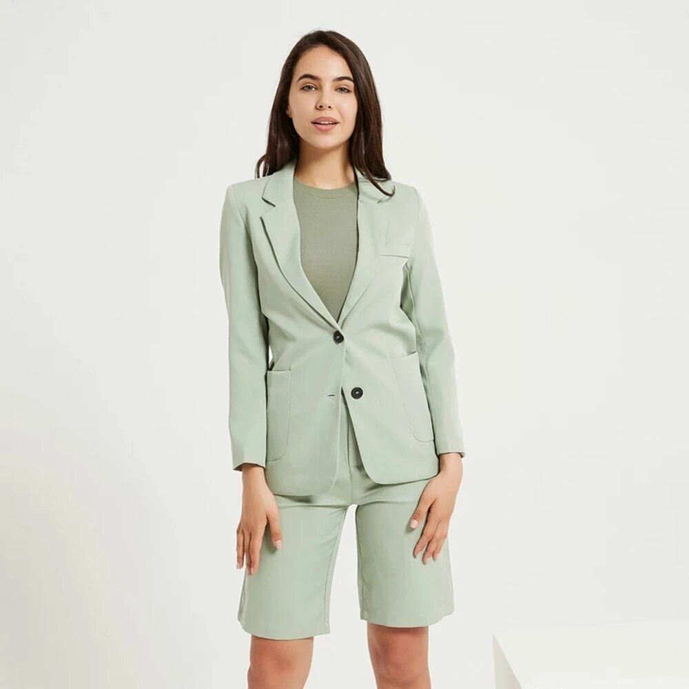Trajes de mujer verde claro de 2 piezas, chaqueta, pantalón corto, para oficina, de negocios, conjuntos de ropa formal de trabajo hechos a medida. 