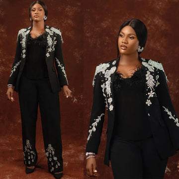 Elegante conjunto de blazer y pantalón de talla grande con cuentas de cristal negro y solapa de pico para un uso diario elegante.