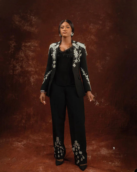 Elegante conjunto de blazer y pantalón de talla grande con cuentas de cristal negro y solapa de pico para un uso diario elegante.