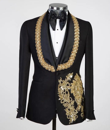 Elegante blazer de satén negro para hombre con bordados dorados y detalles de cuentas. Traje de boda de lujo para novios y eventos formales. Opciones de tallas grandes a medida disponibles.