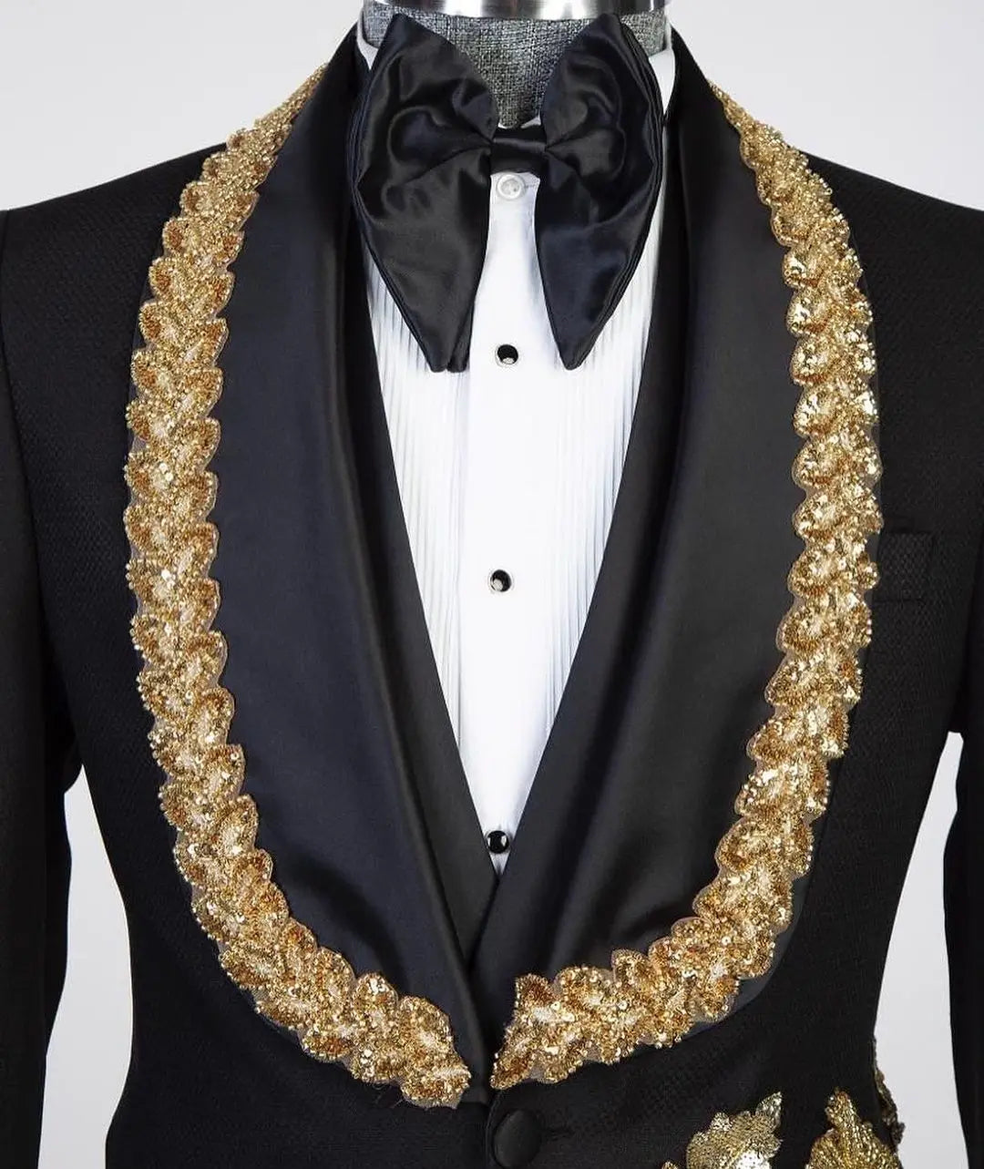 Blazer élégant en satin noir pour homme avec broderies dorées et détails perlés - Costume de mariage luxueux pour mariés et événements formels - Options de taille plus sur mesure disponibles